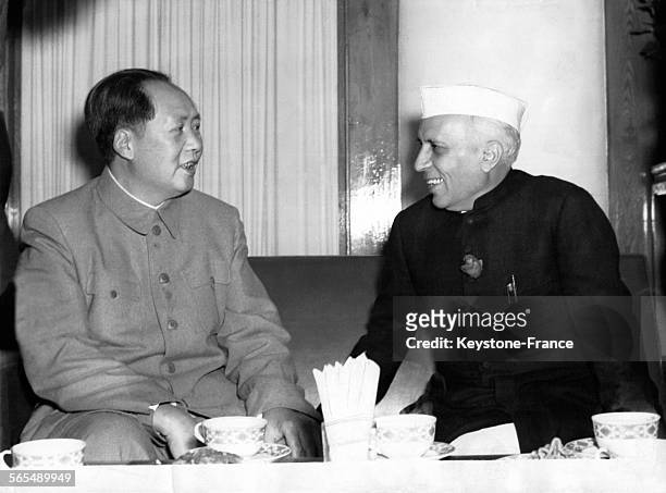 Le Président de la République populaire de Chine Mao Tsé-toung et le Premier ministre de l'Inde Jawaharlal Nehru assis devant une tasse de thé, à...