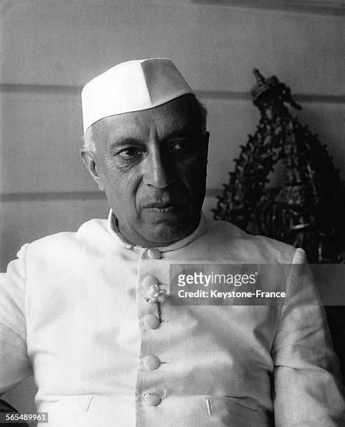 Le Premier ministre de l'Inde Jawaharlal Nehru assis sur la terrasse couverte de sa maison à New Delhi, en Inde, circa 1950.