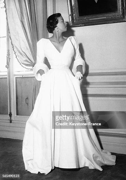 Robe du soir 'Orée du bois' en ottoman blanc, modèle commandée par Rita Hayworth en vue de son mariage avec Ali Khan, à Paris, France, le 9 septembre...