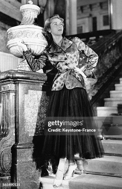 Jacquette smoking faconnée bleu et noire accompagnée d'une jupe ample de tulle noir, à Paris, France, le 22 octobre 1949.