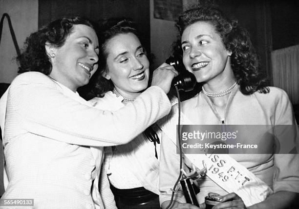 Mlle Monique L'Himbert, 22 ans, employée à l'interhubain, a été elu cette nuit à la salle Wagram, Miss PTT 1949, elle est entourée de ses demoiselles...