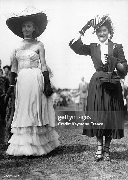 Elégantes en New look et robe longue pendant la course des Drags Steeple-chase à Auteuil, à Paris, France, le 25 juin 1948.