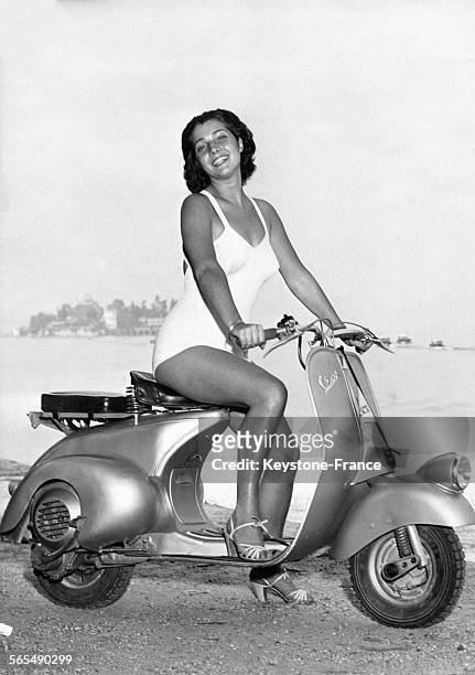 Jeune femme en maillot de bain sur une Vespa, Miss Sourire 1948.