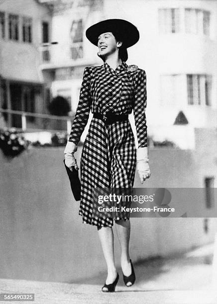 Rosalind Russell, l'une des dix femmes les mieux habillées d'Hollywood, Etats-Unis, le 20 février 1948.