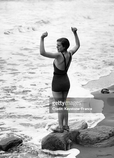 Jeune femme en maillot de bain, Scarborough, Royaume-Uni, circa 1930.