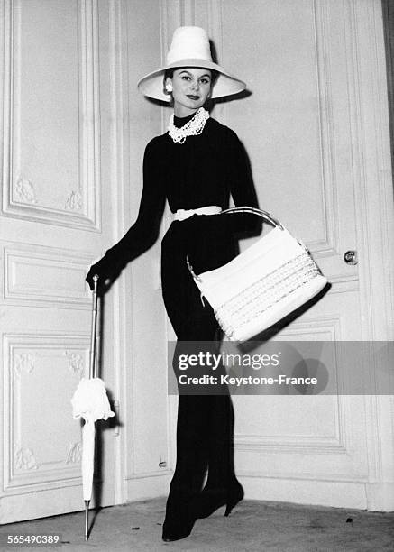 Mannequin présentant un ensemble noir d'après-midi avec ses accessoires blancs en 1948.