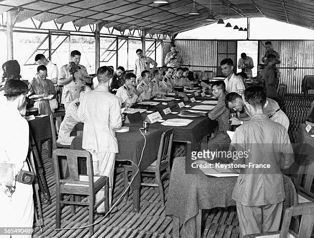 Représentants des armées française et vietnamienne venus régler avec la délégation Viet Minh les modalités du cessez-le-feu, à Trung Gia, au Viêt...