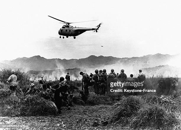 Durant l'opération Castor, un hélicoptère de transport de troupes survole les soldats au sol, à Diên Biên Phu, au Viêt Nam, le 30 novembre 1953.