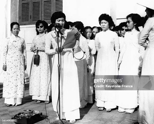 Miss Le-Thi-Hoa, représentante d'un groupe de femmes vietnamiennes protestant contre l'intervention soviétique en Hongrie, lit son allocution devant...