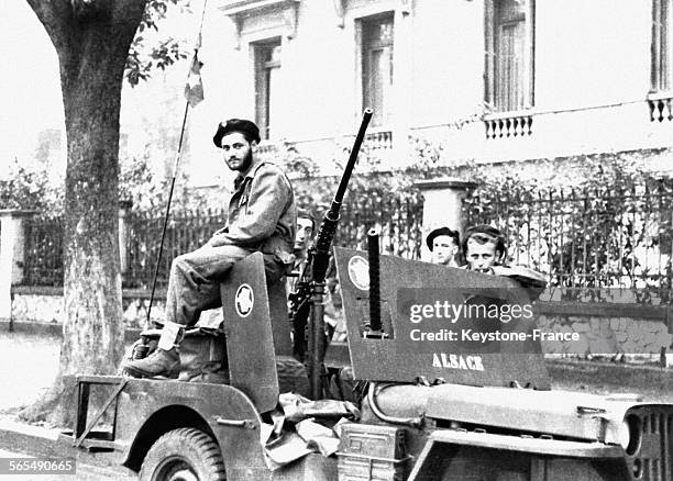 Militaires sur un véhicule équipé d'une mitrailleuse dans une rue de Hanoi, au Viêt Nam, circa 1950.