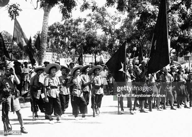 Lors de la révolution d'août, un groupe de jeunes militants armés avec des drapeaux du Viet-Minh arrive à Hanoi au Viêt Nam, en août 1945.