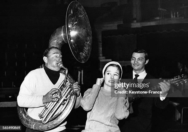 Le clown Achille Zavatta, Geraldine Chaplin et Sampion Bouglione lors de l'enregistrement d'une émission radiophonqie au cirque Medrano à Paris,...
