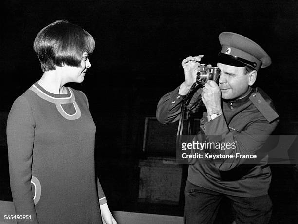 La chanteuse Mireille Mathieu, qui passera au cabaret le 'Savoy' prochainement, est la cible des reporters photographes à Londres, Royaume-Uni, le 15...