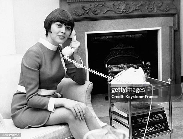 La chanteuse Mireille Mathieu téléphonant dans sa chambre d'hôtel à Londres, Royaume-Uni, le 22 avril 1968.