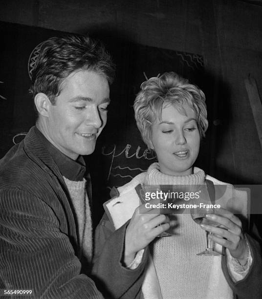 Actrice Mylène Demongeot avec Jacques charrier lors du 26ème anniversaire de ce dernier à Paris, France, le 7 novembre 1962.