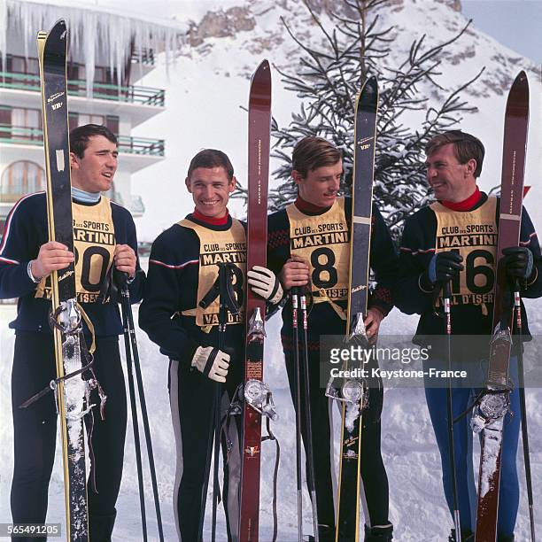Les skieurs français Louis Jauffret, Guy Périllat, Jean-Claude Killy et Léo Lacroix lors du Trophée Martini à Val d'Isère le 18 décembre 1965.