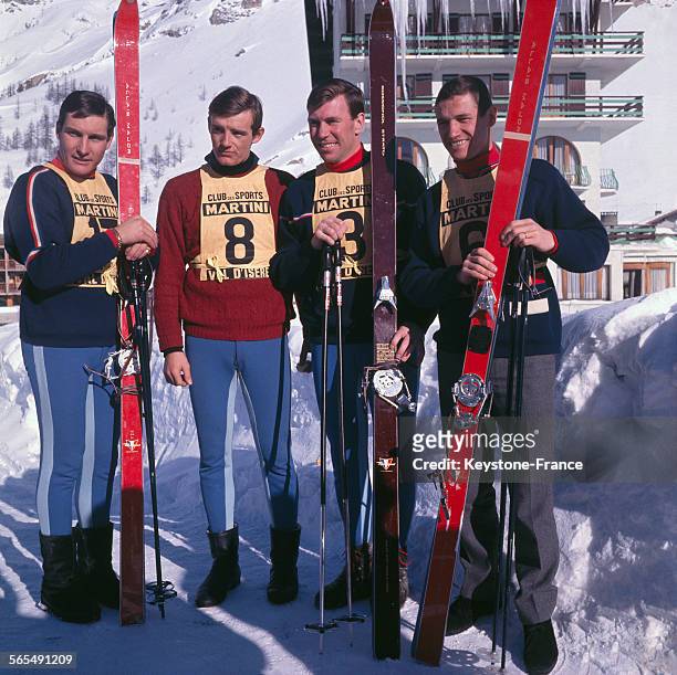 Les skieurs français Georges Mauduit, Jean-Claude Killy, Léo Lacroix et Guy Périllat lors du Trophée Martini à Val d'Isère le 18 décembre 1965.