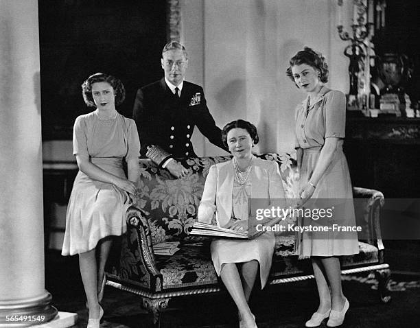 Le Roi George VI, la Reine Elizabeth et les Princesses Margaret Rose et Elizabeth photographiés avant leur départ pour leur visite en Afrique du Sud...