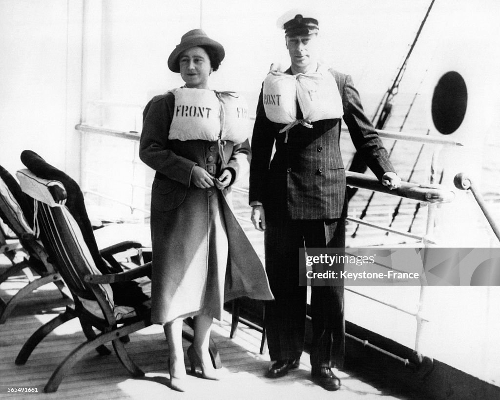 La Reine Elizabeth et le Roi George VI vêtus d'un gilet de sauvetage