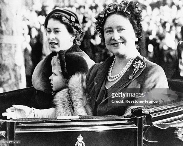La Reine Elizabeth II, la Reine-Mère et la petite Princesse Anne dans le calèche royal qui les conduit de Waterlook Station à Clarence House après le...
