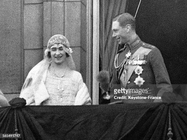 Elizabeth Bowes-Lyon et le Duc d'York au balcon de Buckingham après leur cérémonie de mariage le 26 avril 1923 à Londres, Royaume-Uni.