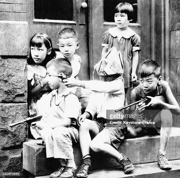 Jeunes enfants jouant à la guerre dans le quartier chinois de Philadelphie, Pensylvannie, Etats-Unis circa 1940.