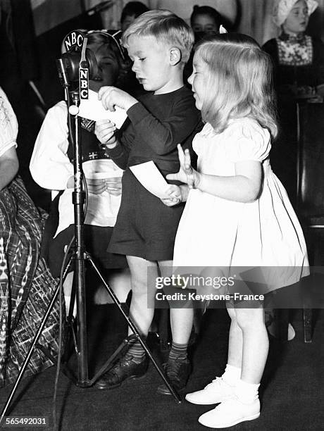 Les enfants du Secrétaire à la guerre Harry H Woodring, Marcus et sa soeur Melissa, enregistrent leurs voeux pour l'émission radiophonique des...