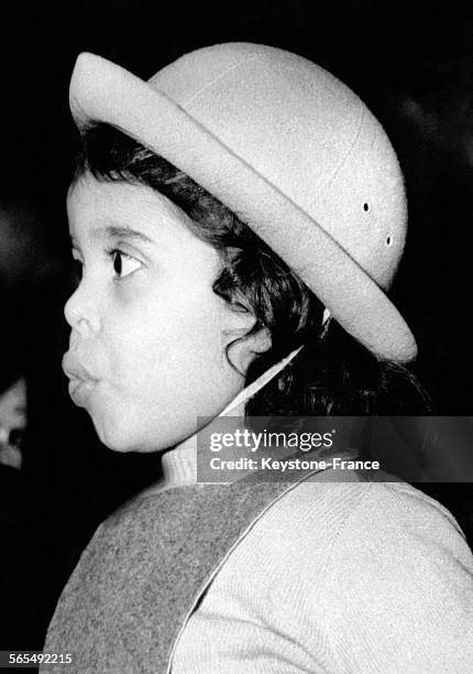 Petite fille regardant avec intérêt un numéro du cirque Bertram Mills à Olympia, Londres, Royaume-Uni le 18 décembre 1958.