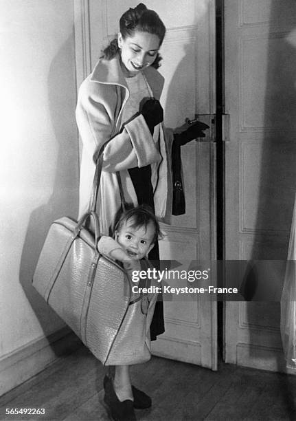 Quand la danseuse étoile russe, Nina Vyroubova va faire ses courses, elle emmène son fils Georges dans une petite valise et il semble bien apprécier...