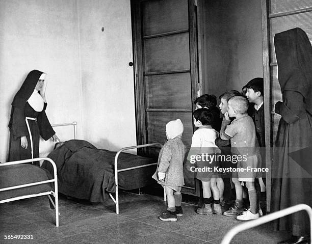 Dortoir pour les enfants tuberculeux à l'orphelinat géré par les Soeurs de l'ordre des Franciscains de l'Immaculée Conception à Londres, Royaume-Uni.