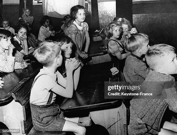 Premier cours pour ces élèves allemands pendant l'occupation des Forces Alliées, à Aix-la-Chapelle, Allemagne en 1945.
