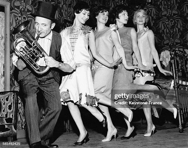 Olivier Hussenot avec 4 Girls dansant le Charleston au Théâtre de l'Alliance Française à Paris en France.