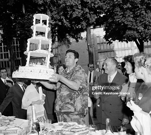 Charles Vanel, fêtant son 200ème film et ses 50 ans de cinéma, avec Roger Hanin sur le tournage du film 'La valse du gorille' réalisé par Bernard...