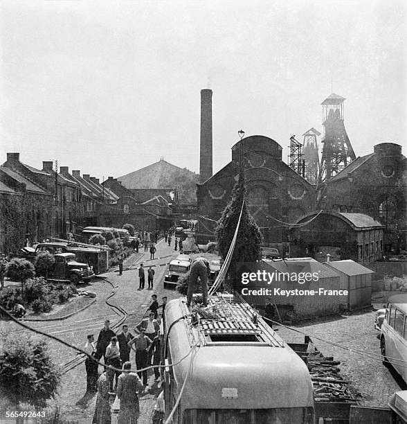 Les secours s'organisent après l'accident minier de Marcinelle, à Charleroi, en Belgique, en août 1956.