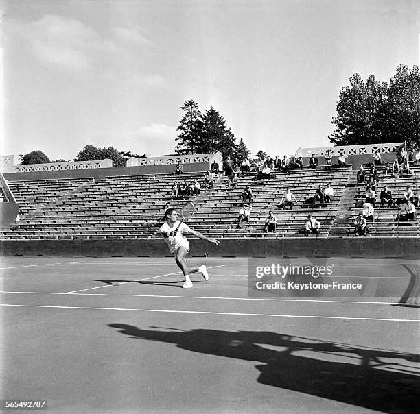 Face à l'ombre de la chaise d'arbitre sur la terre battue, le joueur de tennis Xavier Perreau-Saussine sur le court du stade Roland Garros à Paris,...