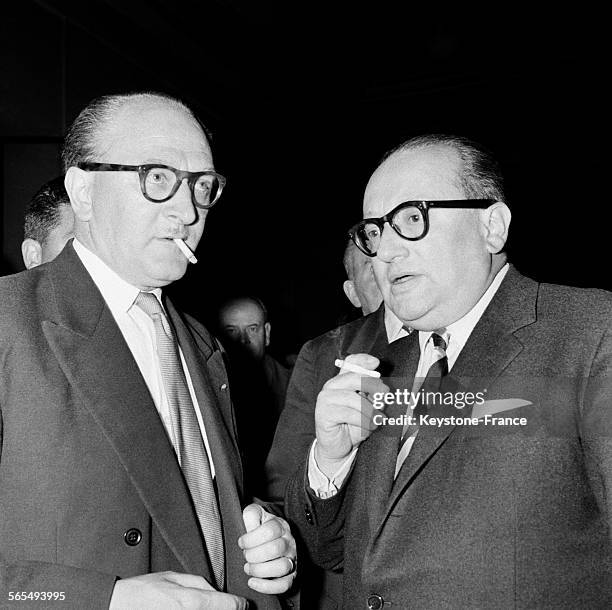 Guy Mollet et Pierre Commin, secrétaire général de la SFIO discutant après la réunion du Conseil, à Puteaux, France le 3 juin 1957.