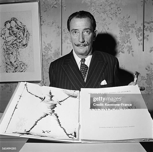 Salvador Dali présentant le livre le plus cher du monde 'Don Quichotte' illustré par lui-même, au Musée Jacquemart-André à Paris, France le 13...