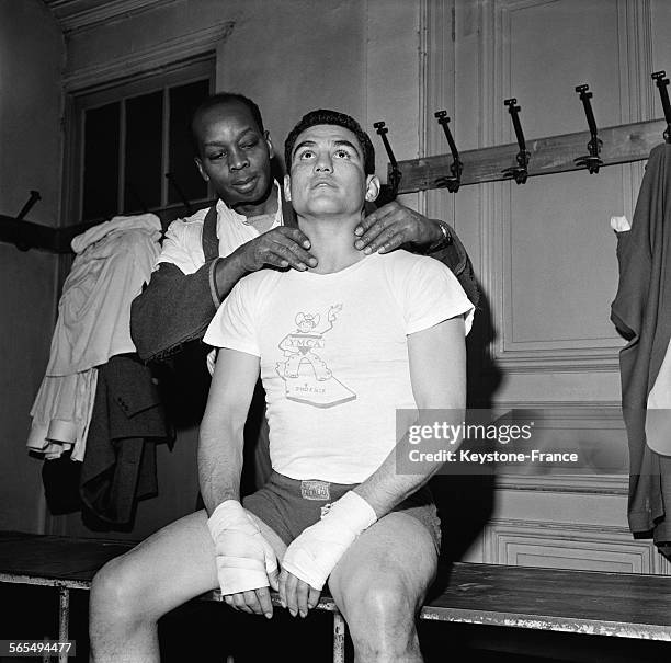 Entraînement pour le champion américain de boxe, Jimmy Martinez à la salle Oquinarenne à Paris, France le 5 février 1958.