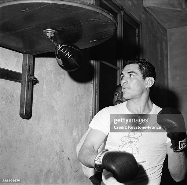 Entraînement pour le champion américain de boxe, Jimmy Martinez à la salle Oquinarenne à Paris, France le 5 février 1958.