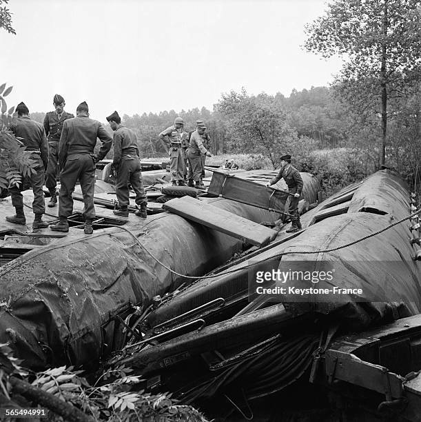 Vue générale partielle des wagons couchés dans le ravin et d'où 150 blessés et 23 morts furent retirés, en France le 19 juin 1961.