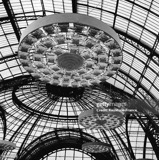 Les magnifiques plafonniers électriques sont installés sous la verrière du Grand Palais à Paris, France le 14 septembre 1961.