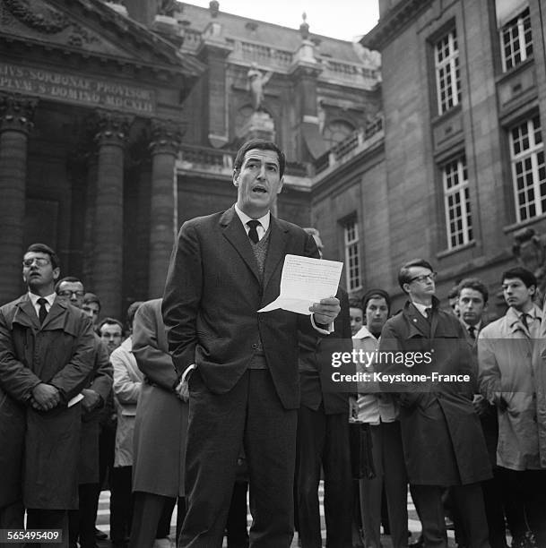 Vue générale partielle de la cour de la Sorbonne pendant la harangue de Monsieur Bouzid, étudiant algérien, à Paris, France le 21 octobre 1961.