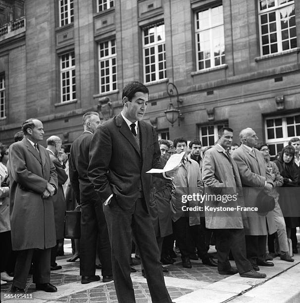 Vue générale partielle de la cour de la Sorbonne pendant la harangue de Monsieur Bouzid, étudiant algérien, à Paris, France le 21 octobre 1961.