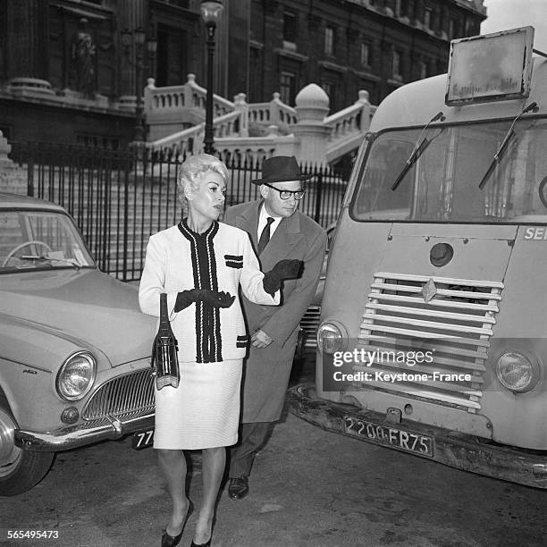 Martine Carol quittant le Palais de Justice en compagnie de Maître Floriot après l'audience de conciliation, à Paris, France le 25 octobre 1961.