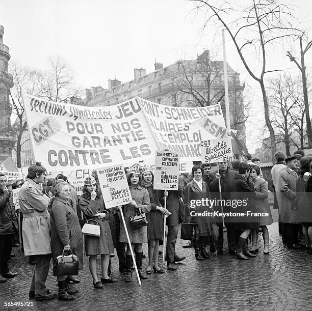 Vue de la manifestation des métallurgistes devant la Chambre patronale avenue de Wagram dans laquelle de nombreuses banderoles revendicatives...