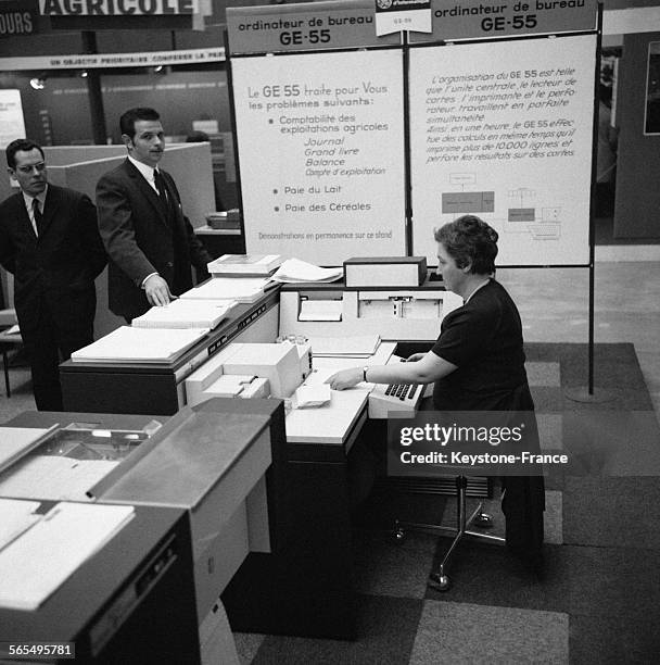 Voici l'ordinateur prêt à répondre à toutes les questions sur l'agriculture et les exploitations agricoles, à Paris, France le 7 mars 1968.