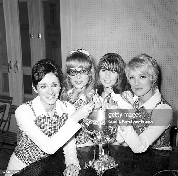 Les Parisiennes', de gauche à droite, Raymonde, Anne, Hélène et Anne-Marie, photographiées dans les studios d'Europe n°1 lors du tirage au sort des...