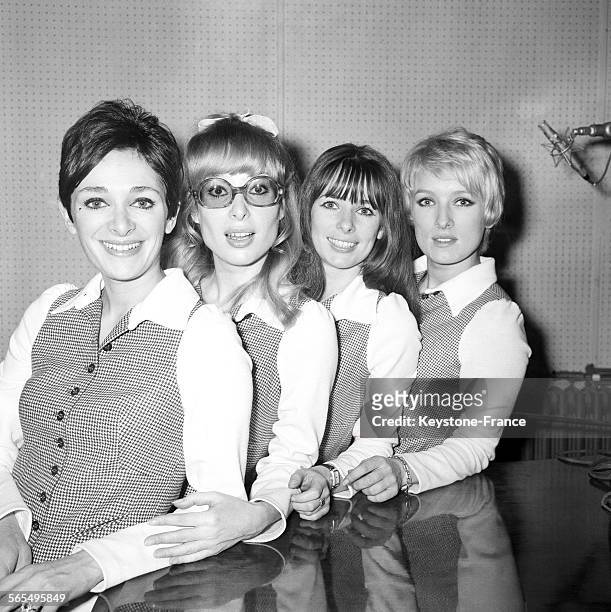 Les Parisiennes', de gauche à droite, Raymonde, Anne, Hélène et Anne-Marie, photographiées dans les studios d'Europe n°1 lors du tirage au sort des...