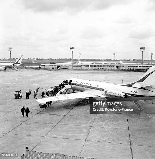 Départ de l'équipe de France de football à l'aéroport d'Orly à destination de Belgrade où se déroulera le match retour, à Orly, France le 23 avril...