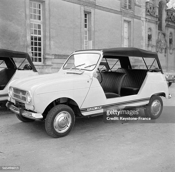 Présentation de la nouvelle Renault 4 version 'Plein Air' dans le cadre de la réserve africaine du Château de Thoiry, France le 10 mai 1968.
